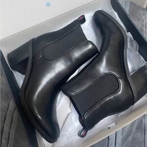 MUST GO‼️Tommy Hilfiger Leather Booties